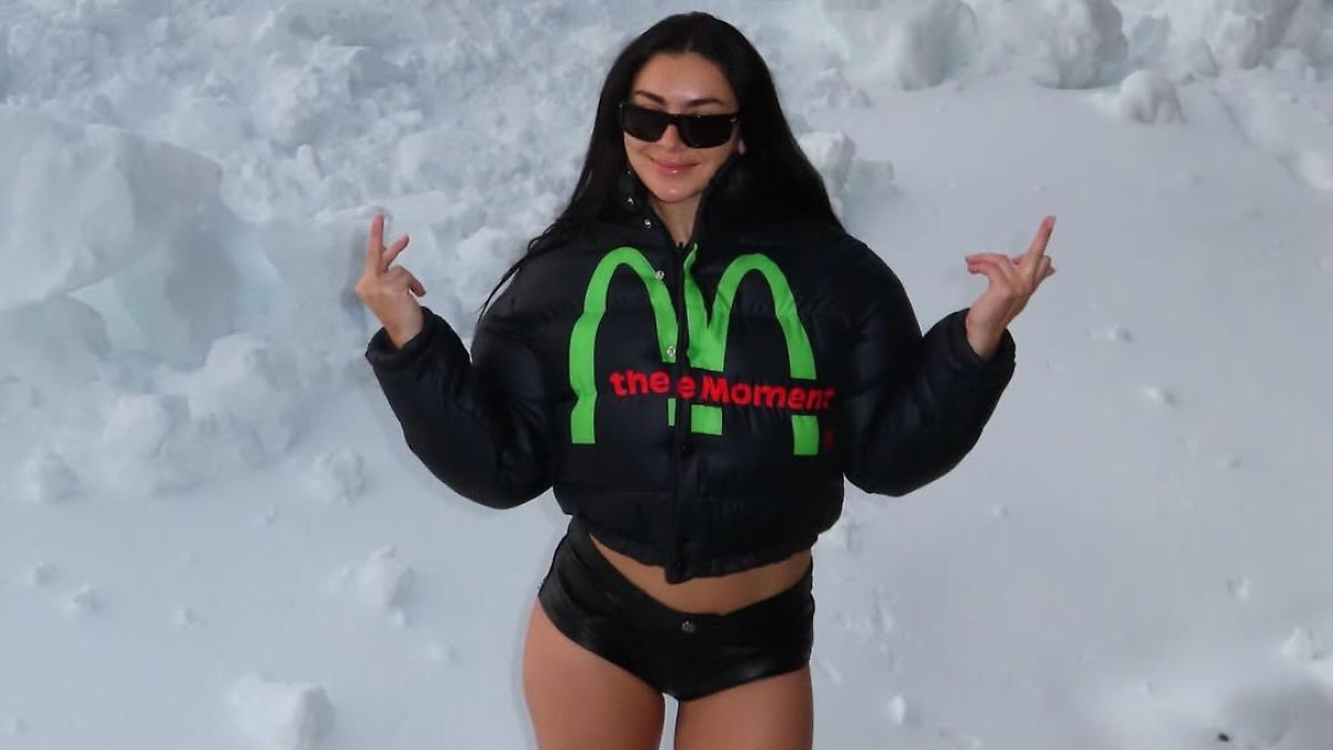 Mit-obsz-ner-Geste-Charli-XCX-zeigt-sich-leicht-bekleidet-im-Schnee